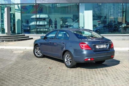 Geely Emgrand 7 вид сзади