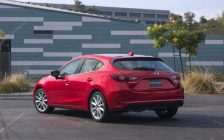 Mazda 3 вид сзади