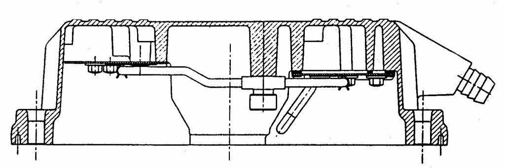 Крышка головки блока цилиндров с вентиляцией картера блока цилиндров, маслоотделителем и маслоразбрызгивающим жиклером в М44