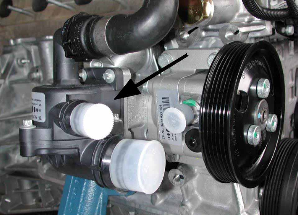 Фланцевое крепление термостата к водяной помпе в BMW N42