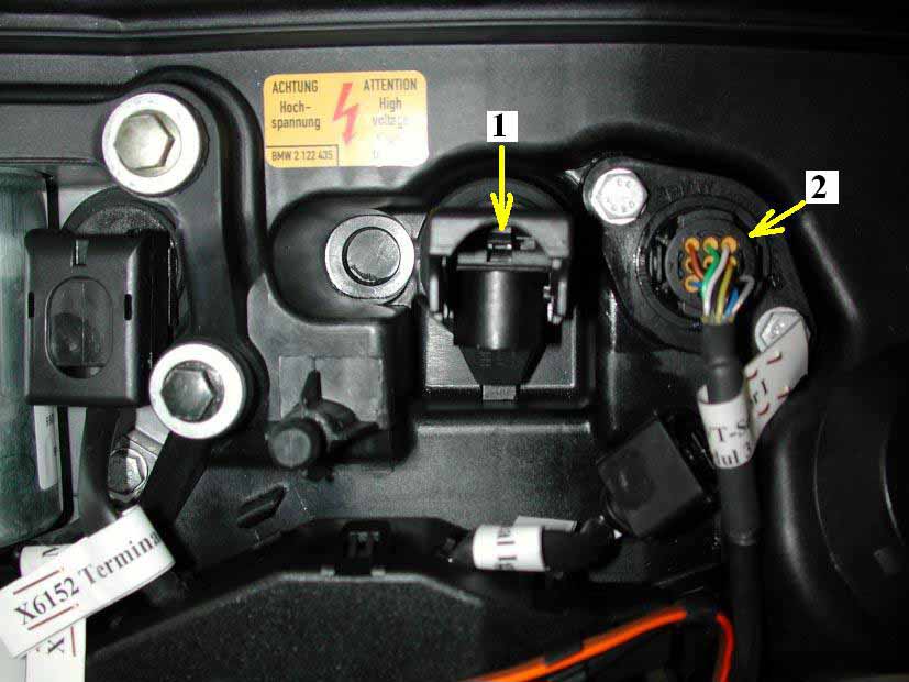 Разъем (1) стержневых катушек зажигания и разъем (2) датчика эксцентрикового вала в двигателе N42