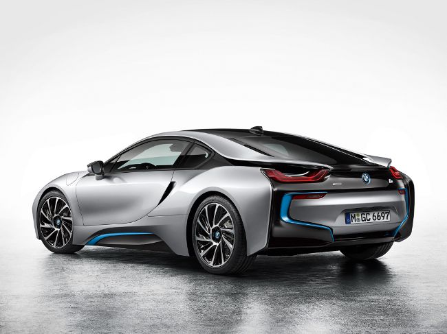 BMW i8 - суперкар с гибридной силовой установкой