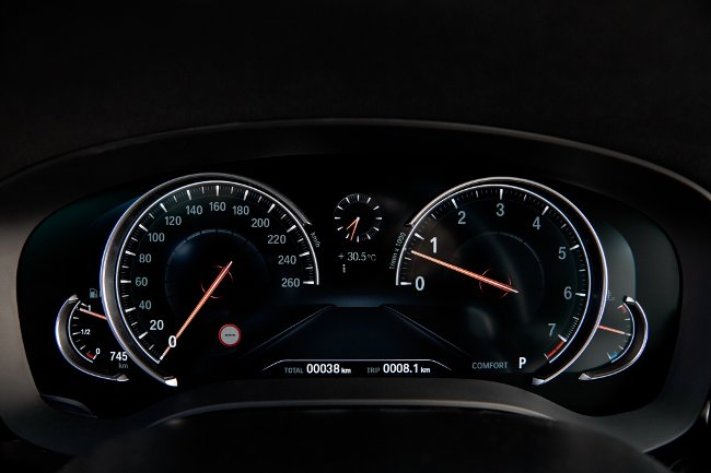 Панель-приборов-салон-BMW-G30-5-Series