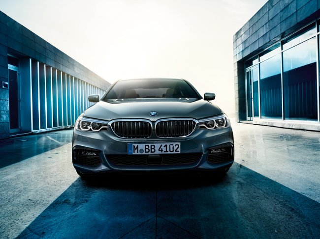 BMW-G30-5-Series-2017-вид-спереди