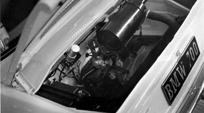 Двигатель под капотом BMW 700 Sedan