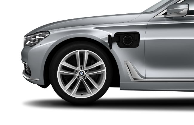 Гнездо для зарядки в BMW 740Le eDrive G12